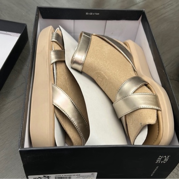 NATURALIZER Jamila Flat Sandals Women's Shoes In Warm Silver Metallic (WIDE) - Picture 2 of 7